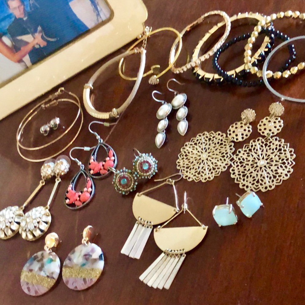 Bundle / lot of jewelry earrings and bracelets